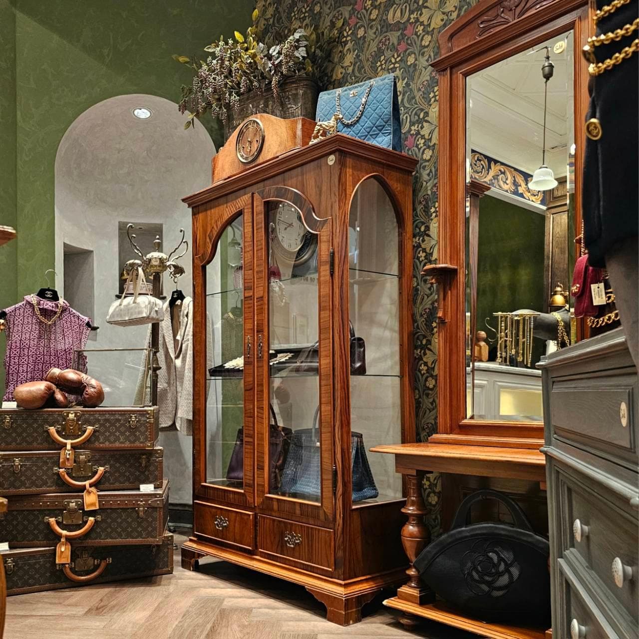 THE VINTAGE STORE @ CENTRAL EMBASSY – Image 4