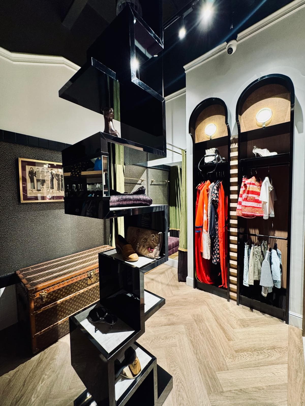THE VINTAGE STORE @ EIGHT THONGLOR – Image 1