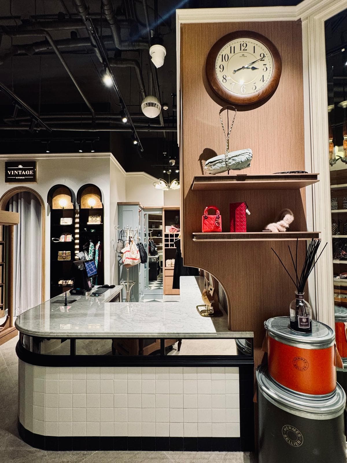 THE VINTAGE STORE @ EIGHT THONGLOR – Image 2