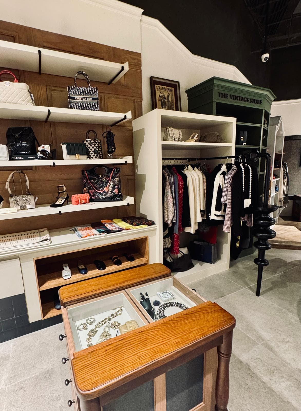 THE VINTAGE STORE @ EIGHT THONGLOR – Image 4