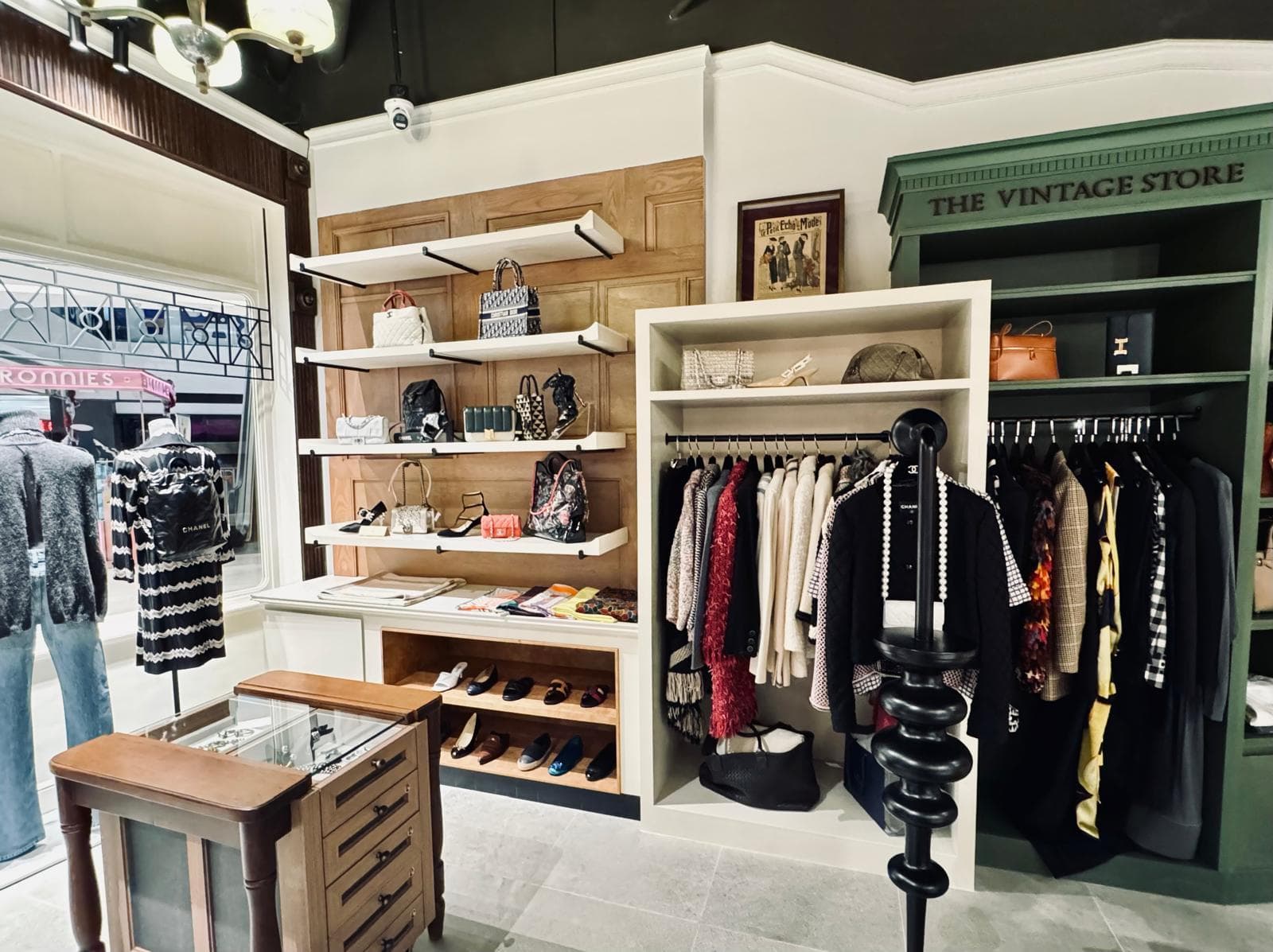 THE VINTAGE STORE @ EIGHT THONGLOR – Image 5