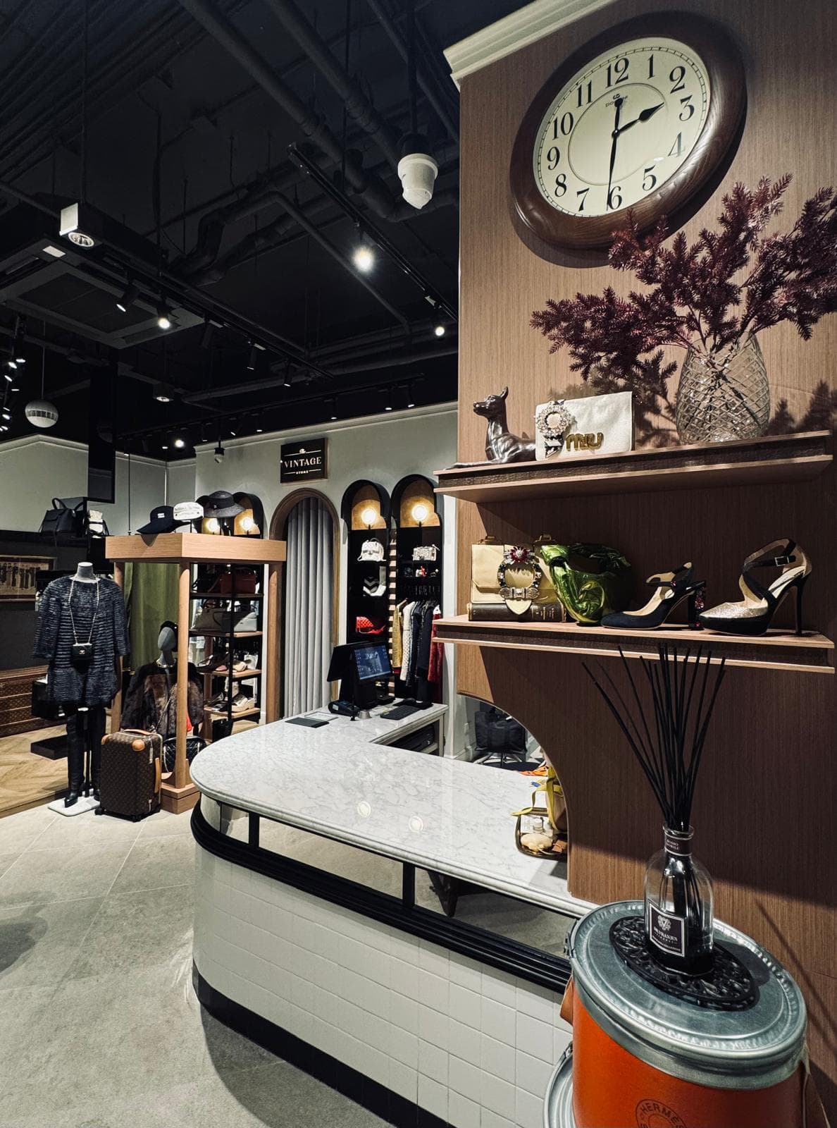 THE VINTAGE STORE @ EIGHT THONGLOR – Image 9